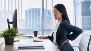 長時間のデスクワーク、猫背が引き起こす不調とは？