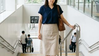 夏の終わりに階段で膝が気になるのはなぜ？